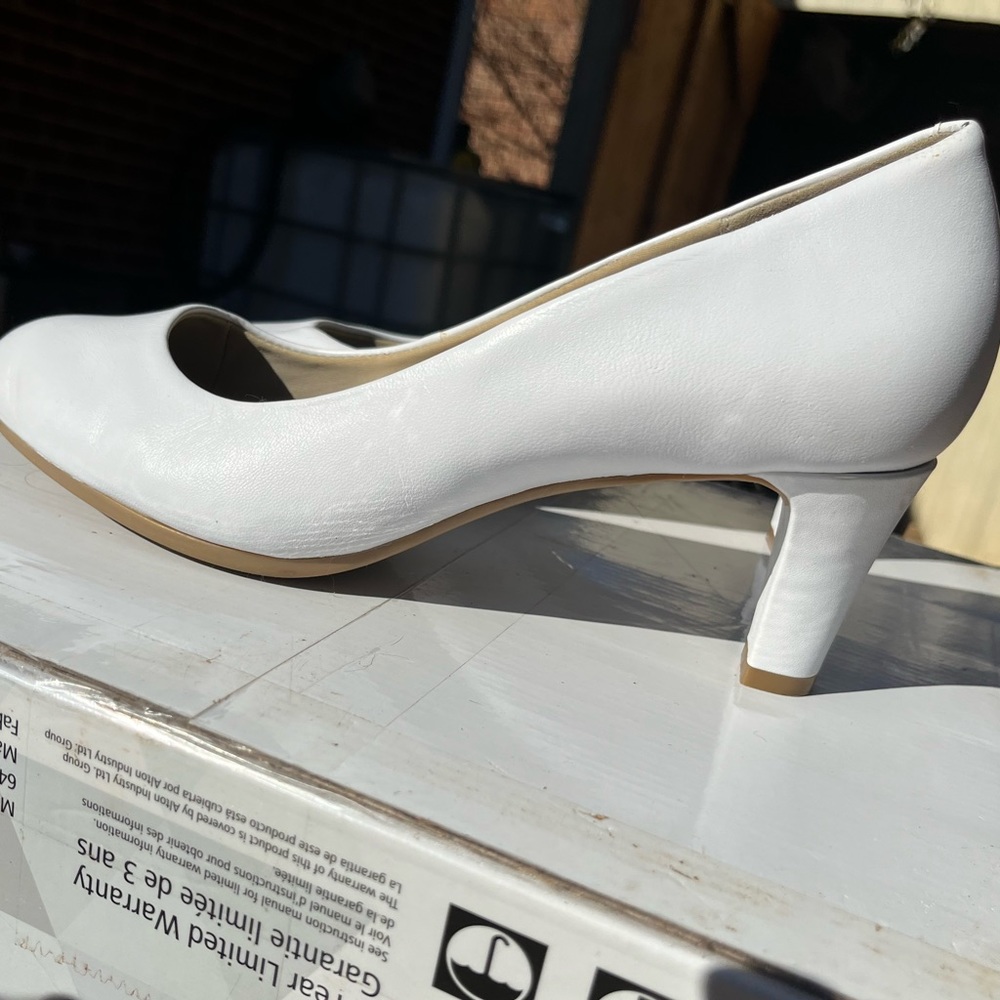 Easy Spirit with leather pumps with 2”heel